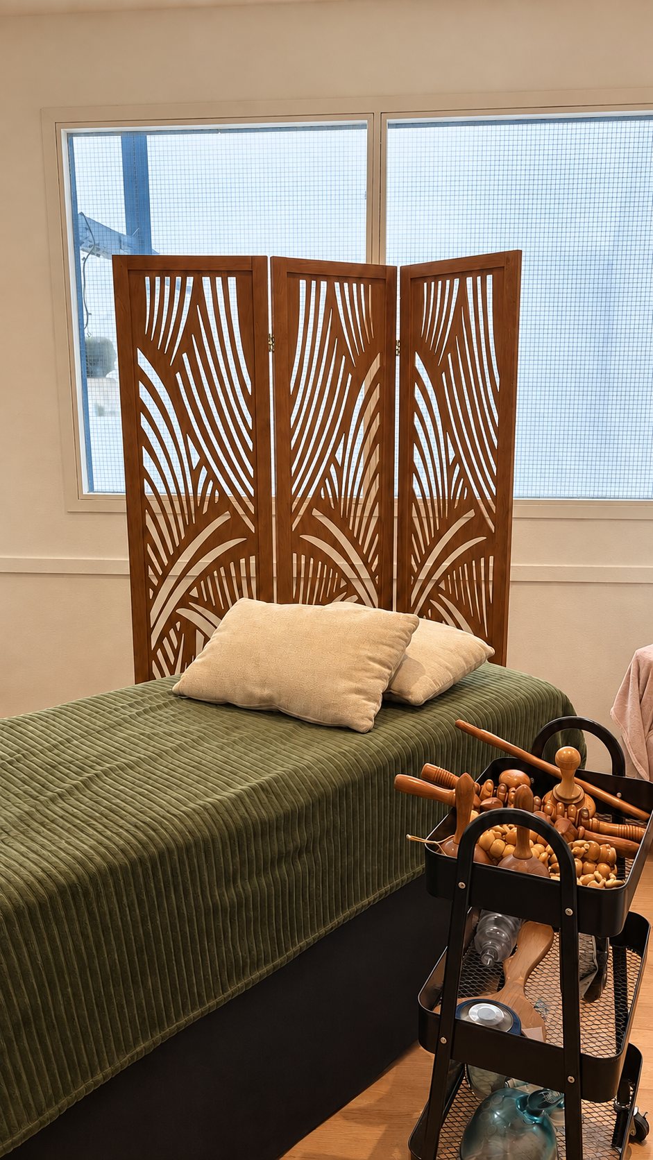 Cabine de soin de l'institut Armoniy Beauty à Marseille, avec les outils de madérothérapie en bois